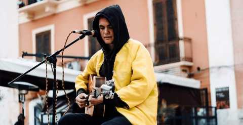 Dalla Slovacchia a Bari: la storia di Palko Gonda, il chitarrista di via Sparano